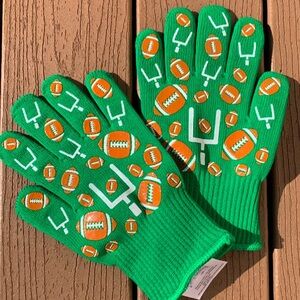 🆕TARA TESHER TEMPTATIONS OVEN GLOVES “FOOTBALL” SIZE SMALL/MED NWTS!